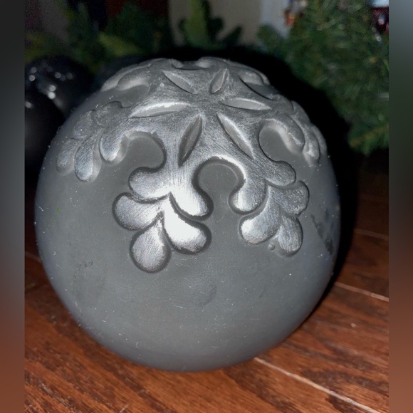 Christmas Ceramic Set of 
Snow Painted Black Decorative 5 Orbs and Silver Plate - Picture 3 of 12